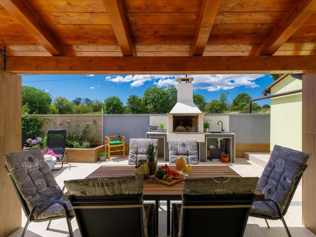 Holiday Home Laura By Interhome Pula Buitenkant foto